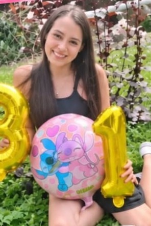 Daniela Parra sonriendo el día de su cumpleaños número 31